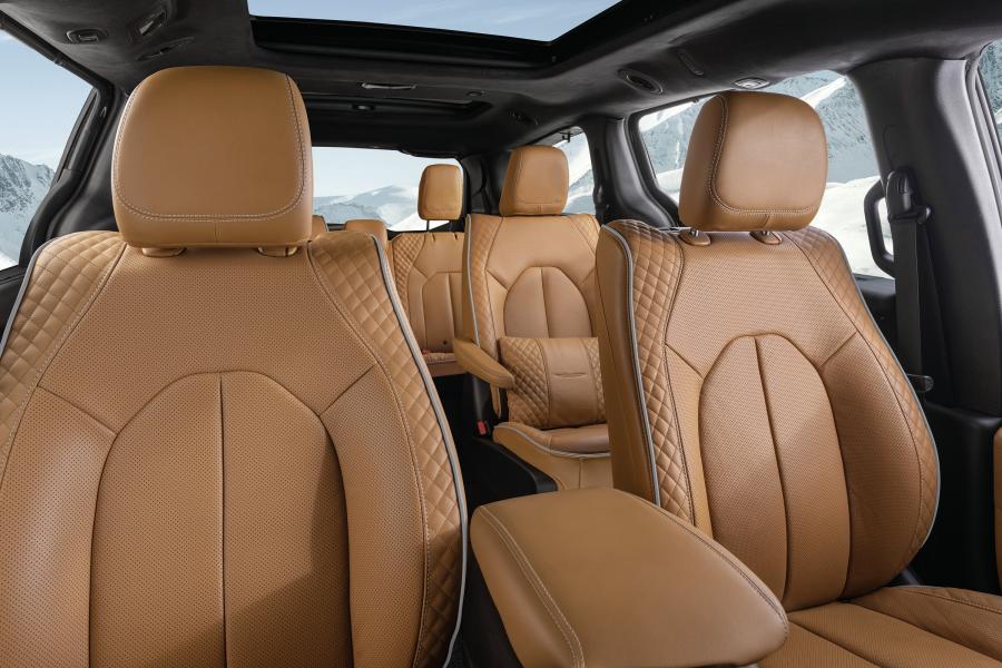 Интерьер Chrysler Pacifica Pinnacle AWD (RU) 2020 года  (фото 35 из 82)